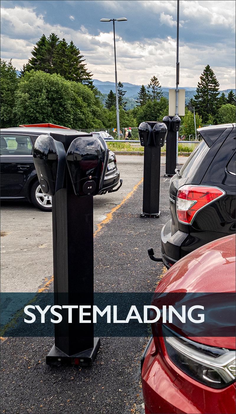 Tre stolper med EMES System Smart-ladere montert på en parkeringsplass. Teksten "SYSTEMLADING" står nederst på bildet.