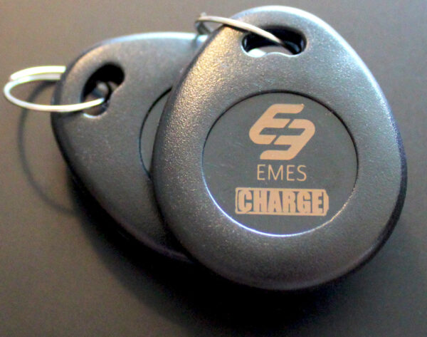 To stk svarte RFID-brikker. EMES Charge Logo på framsiden. Den ene brikken ligger oppå den andre.