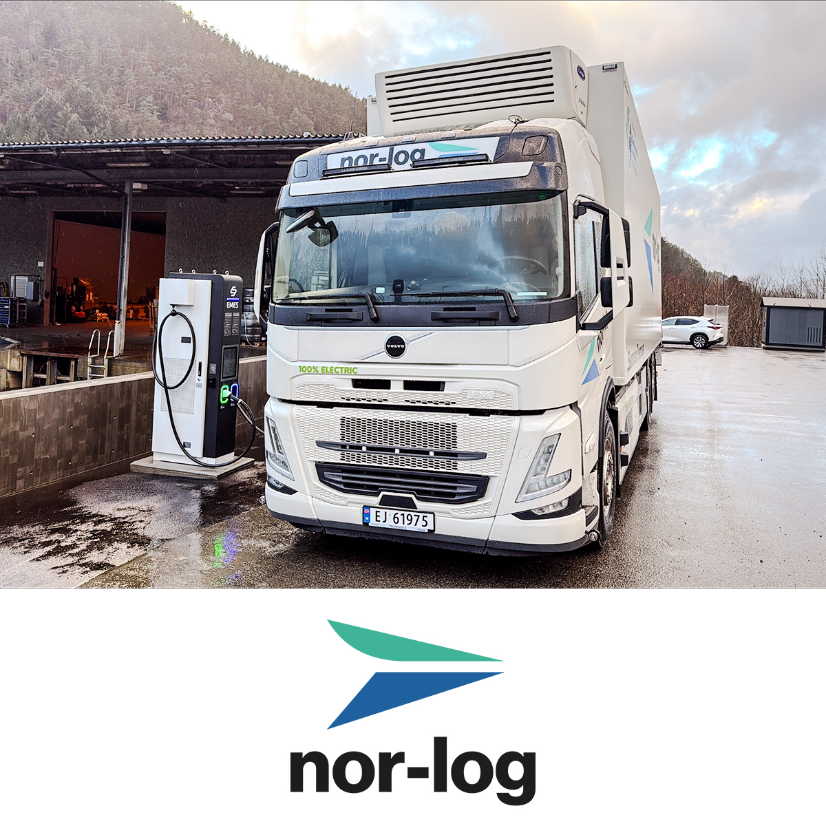 Elektrisk lastebil fra Nor-Log lades med en EMES-lader utenfor terminalbygget