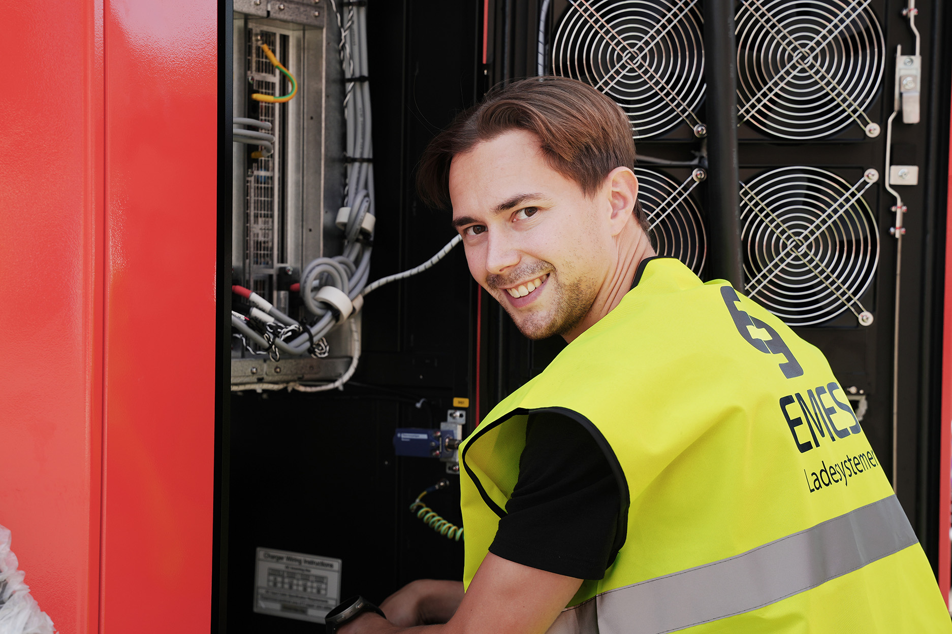 Servicetekniker fra EMES utfører vedlikehold på et ladeskap